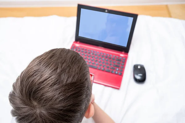 Niño Acostado Cama Con Una Computadora Portátil Distancia Aprendizaje Electrónico —  Fotos de Stock