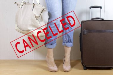 İptal edilmiş seyahat konsepti, bavul çantası ve pul taşıyan bir kadın fotoğraf yüzünden iptal edildi, kapalı pansiyoncular karantina sırasında.