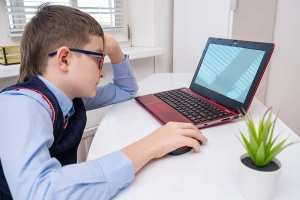 Menino Cansado Estudante Camisa Azul Sentado Mesa Com Laptop Casa — Fotografia de Stock