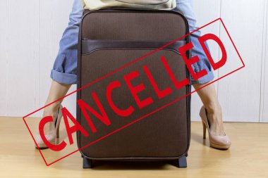İptal edilmiş seyahat konsepti, bavul çantası ve pul taşıyan bir kadın fotoğraf yüzünden iptal edildi, kapalı pansiyoncular karantina sırasında.