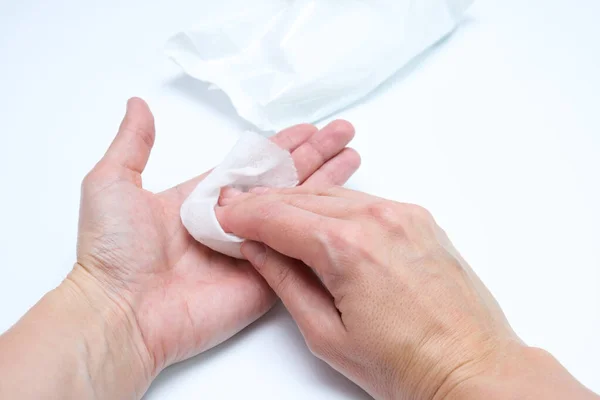 Ręce Kobiety Pomocą Mokrego Czyszczenia Chusteczek Antybakteryjnych Białe Tło Higieny — Zdjęcie stockowe