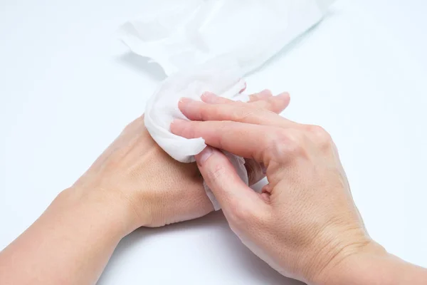 Manos Mujer Usando Toallitas Antibacterianas Limpieza Húmedo Fondo Blanco Higiene — Foto de Stock