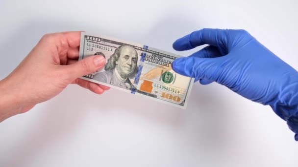 Ruka pacienta dávat peníze na lékaře a ruku v modré rukavici dávat léky, pilulky, tablety v blistru zpět, korupce a placené medicíny koncept, drahé léčby — Stock video