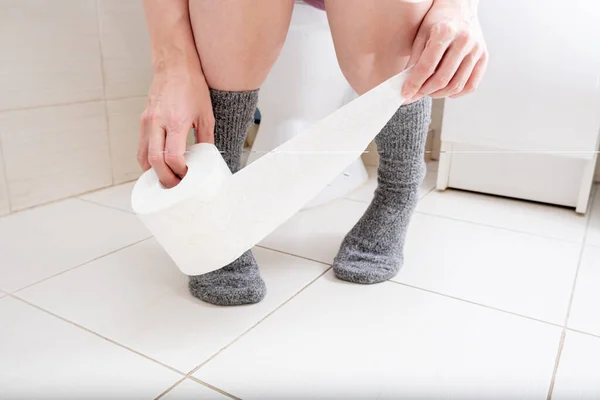 Frauenbeine Socken Auf Einer Toilette Mit Einer Rolle Toilettenpapier Den — Stockfoto