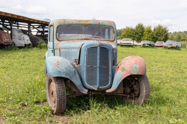 Eski terk edilmiş, paslı araçlar, hurdalıkta ezilmiş arabalar, hurdalık, doğayı ve çevreyi korumak için kullanılması ve yeniden kullanılması gerekiyordu, metal geri dönüşüm kavramı..