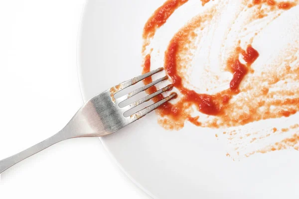 Prázdný Špinavý Bílý Talíř Špagetách Rajčatovou Klobásou Nebo Kečupem Lidmi — Stock fotografie