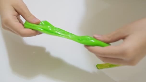 Un ragazzo che gioca con una melma verde, bambini abilità motorie, creatività e sviluppo, popolare giocattolo antistress — Video Stock