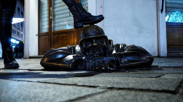 Statue Des Gaper Der Altstadt Bratislava lizenzfreie Stockbilder