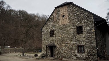 Bratislava yakınlarındaki ormanda eski bir ev..