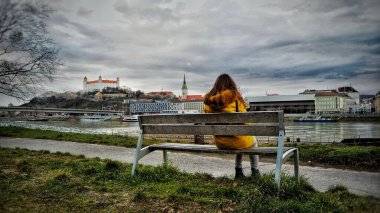 Bratislava kalesinin yakınında sakin bir yer. Kendini düşün..
