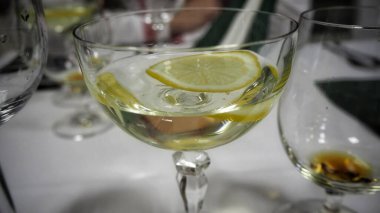 - Şerefe. Biraz dinlenmeye ve iyi bir içkiye ihtiyacın var. Mutlu ol..