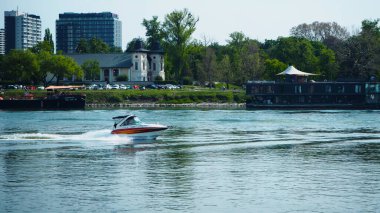 Dunaj 'da beyaz scooter yüzüyor.. 