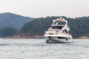 Denizde beyaz bir yat