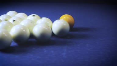 Spor bilardo topları yeşil Bilardo masası pub üzerinde üçgen şeklinde düzenlenmiş ayarla. Oyuncular ilk turda vuruş yapmak. Bilardo oyunu