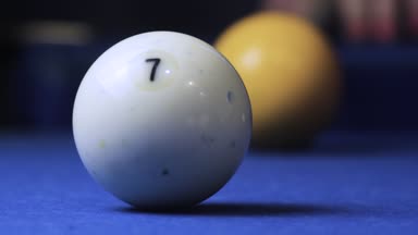 7 isteka topu numaraya bir mavi bilardo topu isabet.