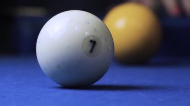 7 isteka topu numaraya bir mavi bilardo topu isabet.