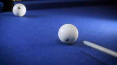7 isteka topu numaraya bir mavi bilardo topu isabet. Pocket bilardo topu hits