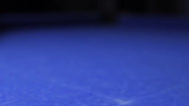 Bardaki yeşil bilardo masasında üçgen şeklinde dizilmiş spor bilardo topları. Oyuncular bilardo oyununun ilk vuruşuna hazır..