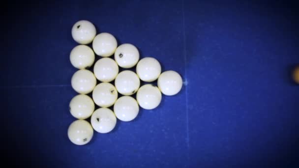 Premier touché. Club de billard. Table de jeu avec jeu de billard russe et boule de queue sombre. Pyramide russe Billard russe, billard pyramidal, cue sport . — Video