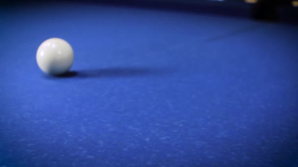 De cue bal op een blauwe Biljart bal raken. — Stockvideo