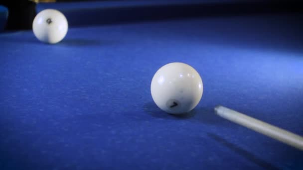 Zasáhnout cue ball číslo 7 na modrá kulečníková koule. Kulečníkové koule zasáhne do kapsy — Stock video