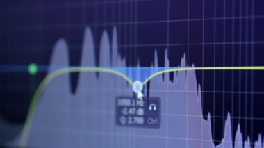 Kayıt stüdyosunda çalışan ses mühendisi.