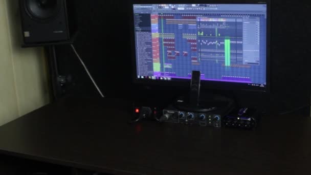 L'ingegnere del suono che lavora nello studio di registrazione . — Video Stock