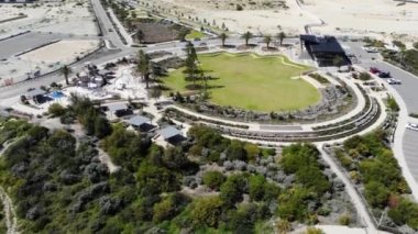 Perth, Batı Avustralya 'da yeni yeşil park ve araba parkı. Uşak banliyösü. Panoramik görünüm (İHA). Parlak güneşli bir gün. Batı Avustralya 'da bahar. Sakin bir gün. Emlak binaları. paralel park 