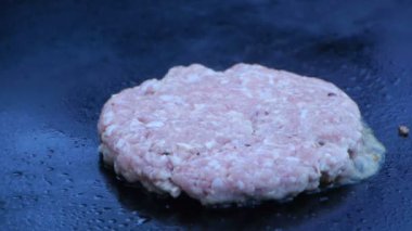 Cook et pirzola üzerine peynir eritmek için bir darbe meşale kullanır. Şef bir darbe meşale kullanarak bir burger peynirli erir.