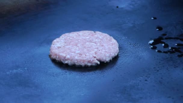 Cook utilise un chalumeau pour faire fondre le fromage sur une escalope de viande. Chef fait fondre le fromage sur un hamburger à l'aide d'une torche . — Video