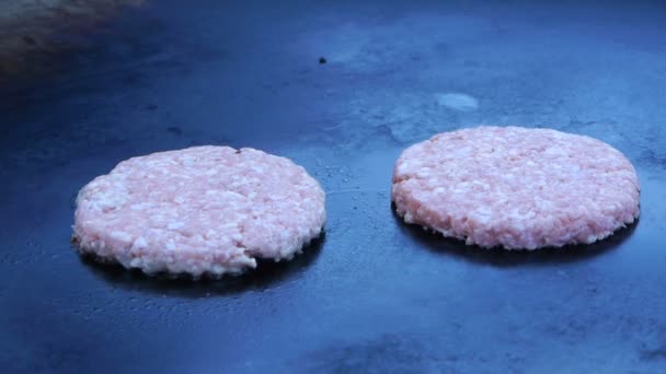 Cook utilise un chalumeau pour faire fondre le fromage sur une escalope de viande. Chef fait fondre le fromage sur un hamburger à l'aide d'une torche . — Video