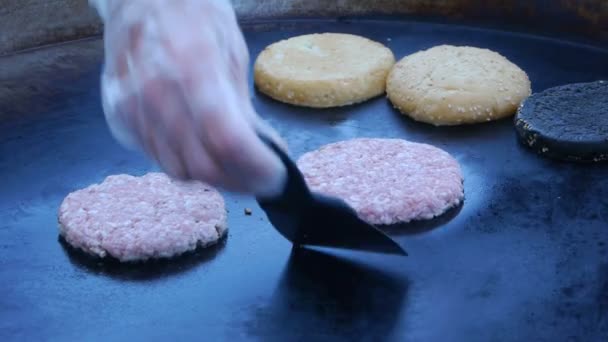 Cook uses a blow torch to melt cheese on a meat cutlet. Chef melts cheese on a burger using a blow torch. — Stock Video