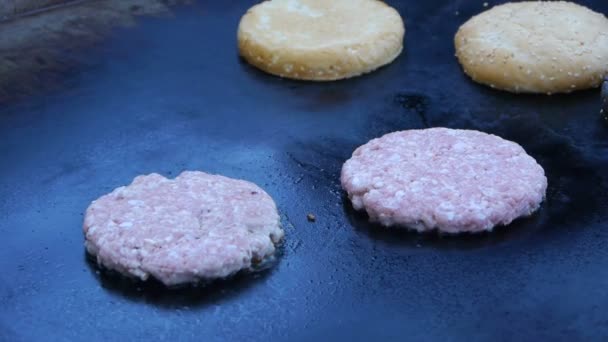Cook usa una antorcha para derretir el queso en una chuleta de carne. Chef derrite queso en una hamburguesa usando una antorcha . — Vídeo de stock