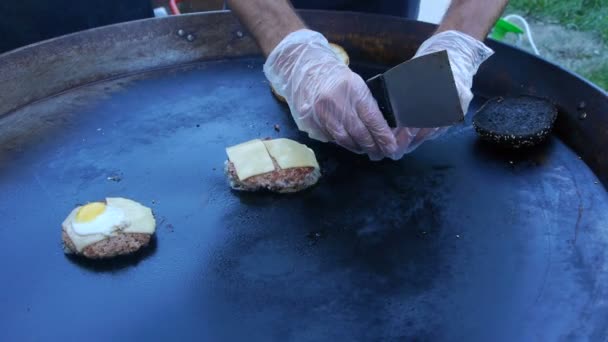 Cook uses a blow torch to melt cheese on a meat cutlet. Chef melts cheese on a burger using a blow torch. — Stock Video