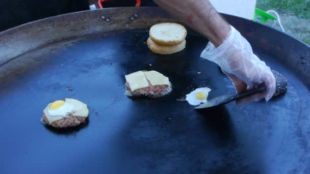 Cook utilise un chalumeau pour faire fondre le fromage sur une escalope de viande. Chef fait fondre le fromage sur un hamburger à l'aide d'une torche . — Video