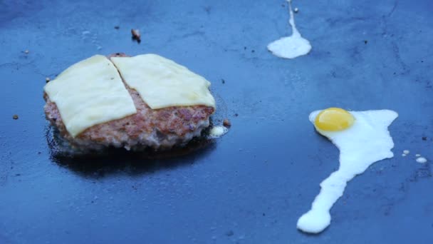Cook utilise un chalumeau pour faire fondre le fromage sur une escalope de viande. Chef fait fondre le fromage sur un hamburger à l'aide d'une torche .