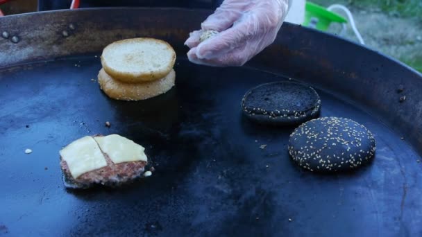 Кука використовує удар факел, щоб розплавити сир на м'ясо котлета. Шеф-кухар тане сир на burger, використовуючи удар факел. — стокове відео