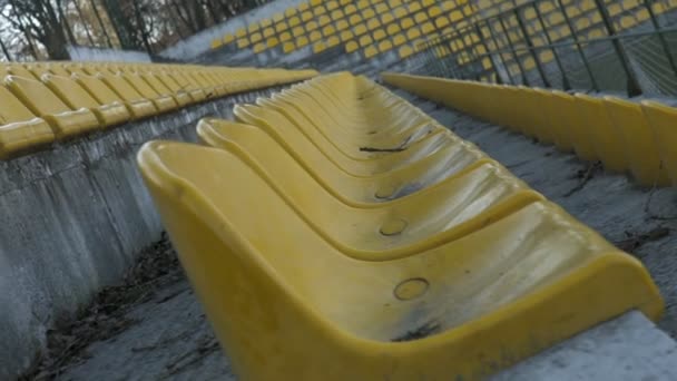 Cadeiras amarelas em um estádio vazio, câmera lenta 120 fps — Vídeo de Stock