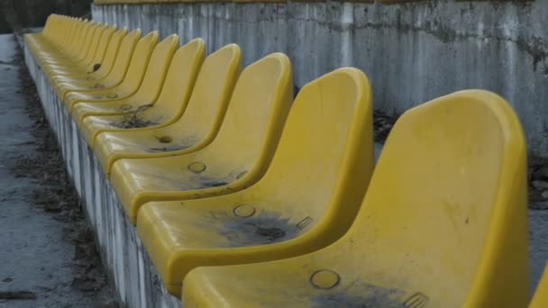 Gele stoelen in een leeg stadion, langzame beweging 120 fps — Stockvideo