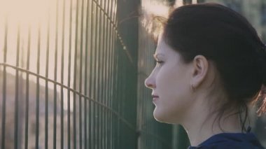 Bir çit, ağır çekim, 120 fps arkasından izlerken kız