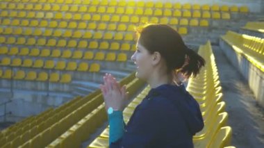 Stadyum, 4 k tribün içinde bir kız oturuyor