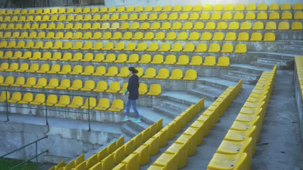 Flickan lämnar stadium pallen, 4k — Stockvideo