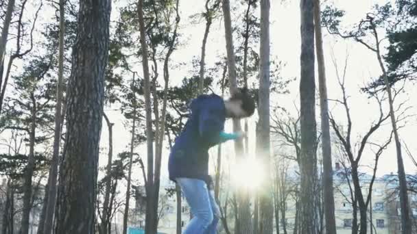 Mulher feliz pulando de alegria no parque no fundo do pôr do sol. Conceito de felicidade . — Vídeo de Stock