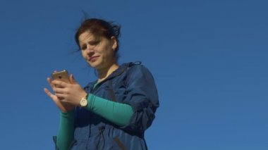 Kentsel kız yapıyor selfie açık havada, kavramı mutluluk, ağır çekim, 120 fps