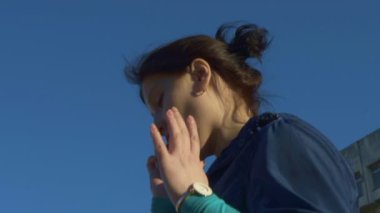 Kadın sokakta telefonda konuşuyor. ağır çekim, 120 fps