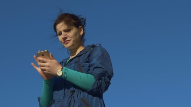 Menina urbana fazendo selfie ao ar livre, felicidade conceito, câmera lenta, 120 fps — Vídeo de Stock