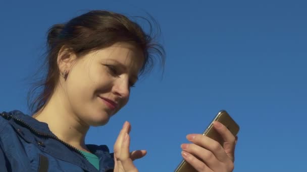 Giovane donna che naviga in Internet al telefono e chatta all'aperto. rallentatore, 120 fps — Video Stock