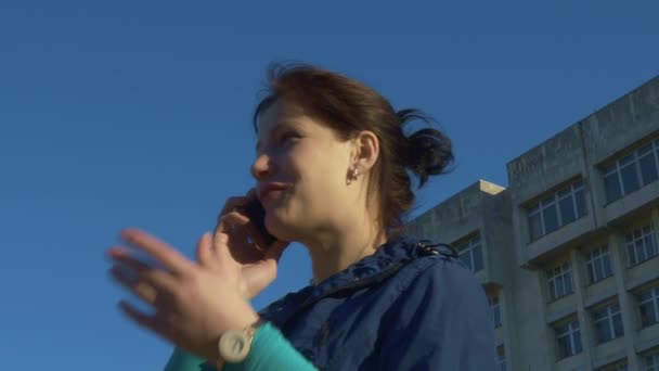Kvinnan pratar i telefonen i street. Slowmotion, 120 fps — Stockvideo