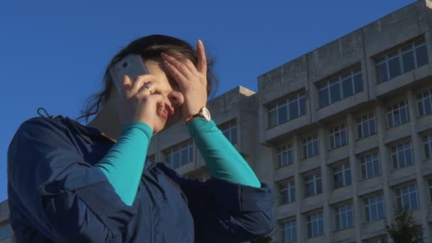 Una mujer hablando por teléfono en la calle. cámara lenta, 120 fps — Vídeo de stock