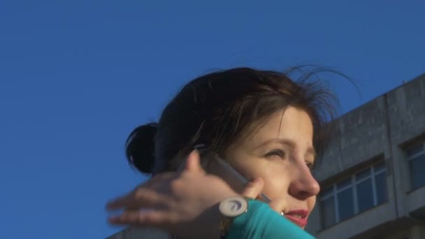 Una mujer hablando por teléfono en la calle. cámara lenta, 120 fps — Vídeos de Stock